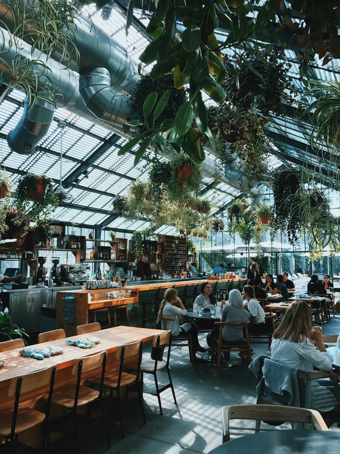 Comptoir de coffee shop avec machine espresso.