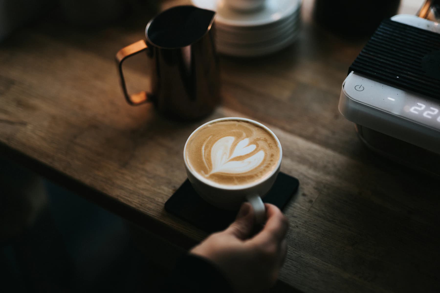 Café servi dans une tasse sur une table.