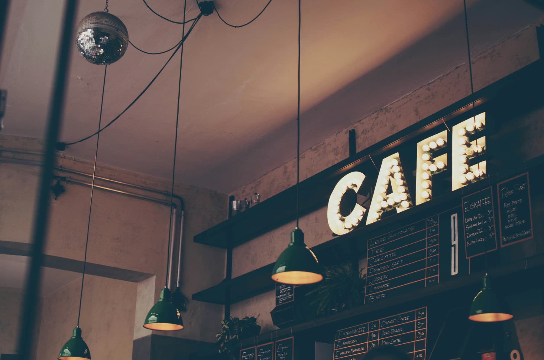 Détail de grains et accessoires café.