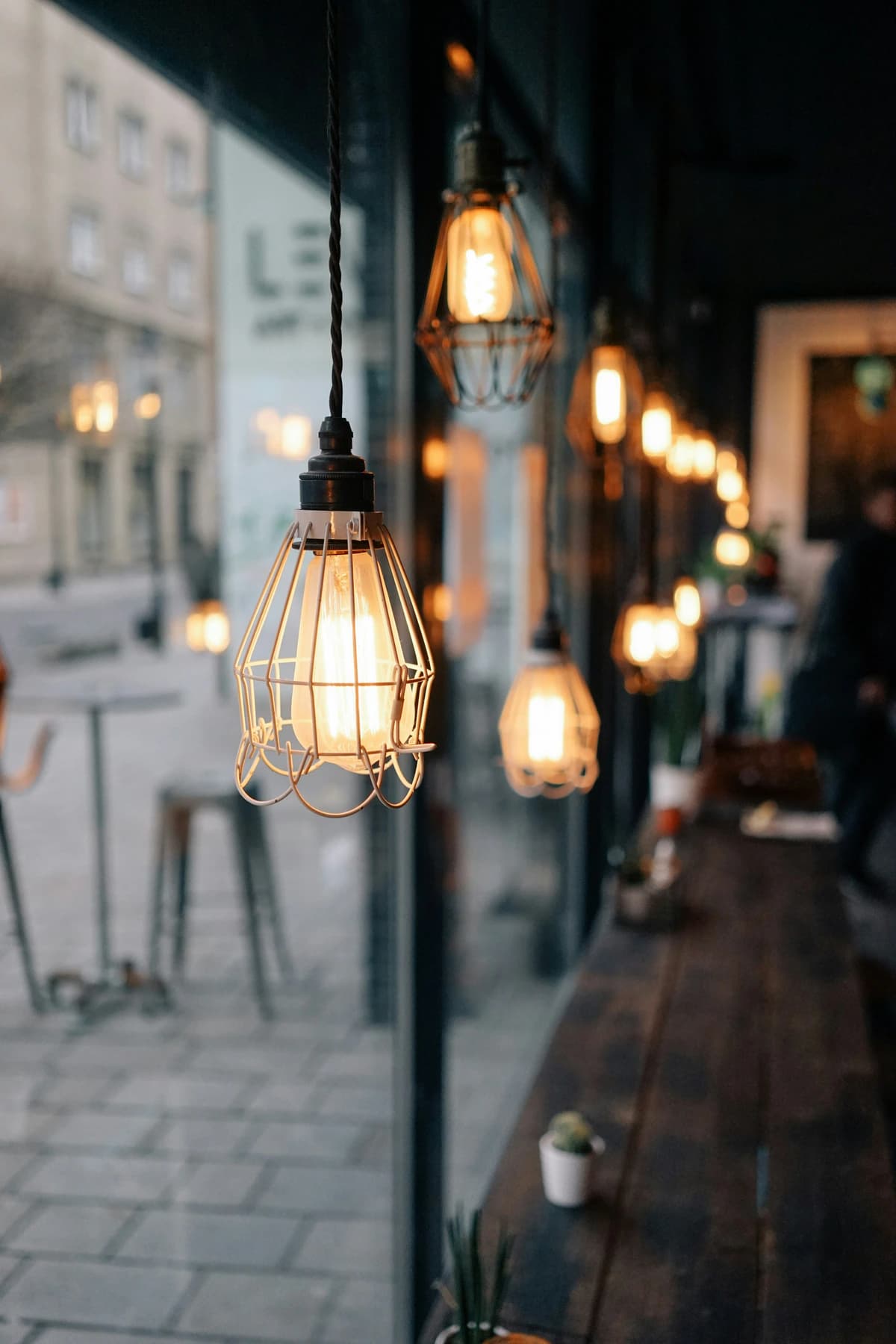 Intérieur de café avec lumière naturelle.