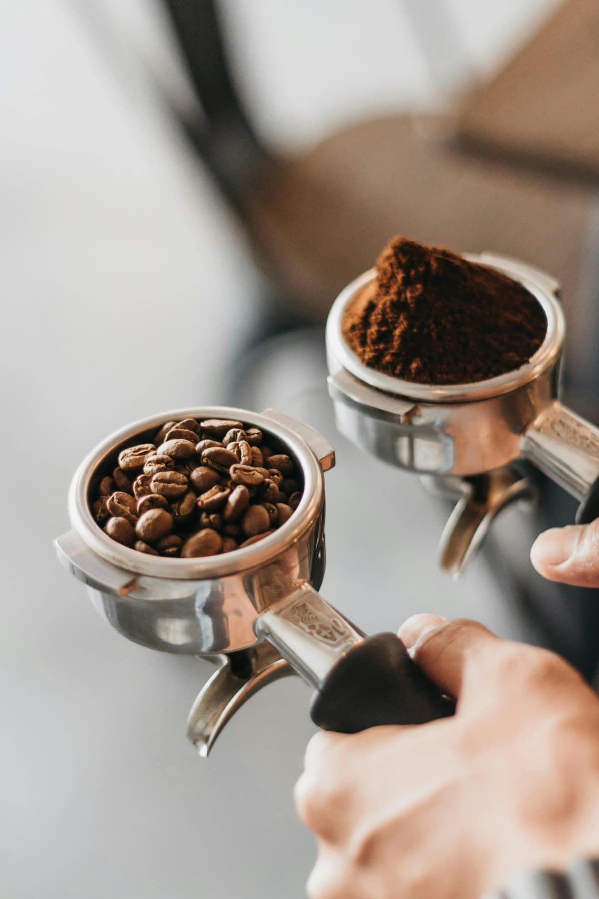Moment de service autour d'un café.