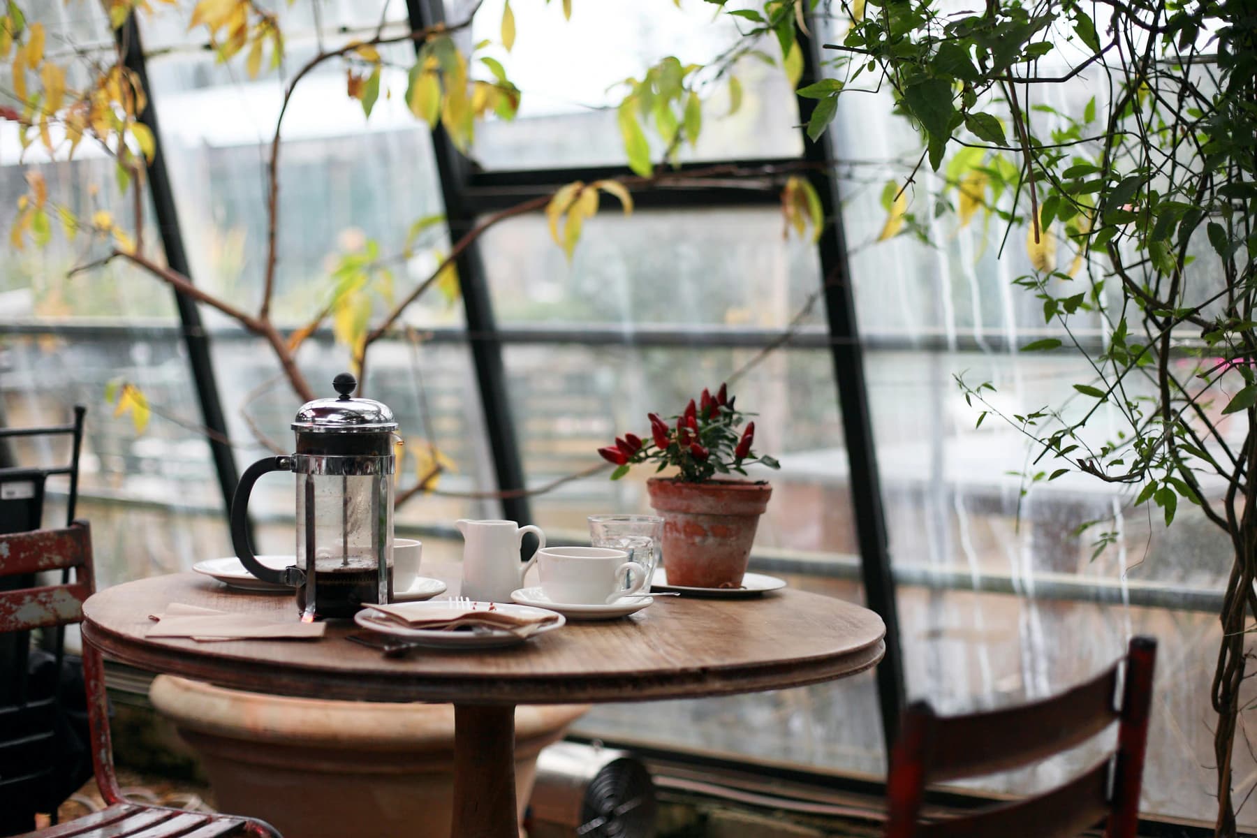 Table et ambiance calme de coffee shop.